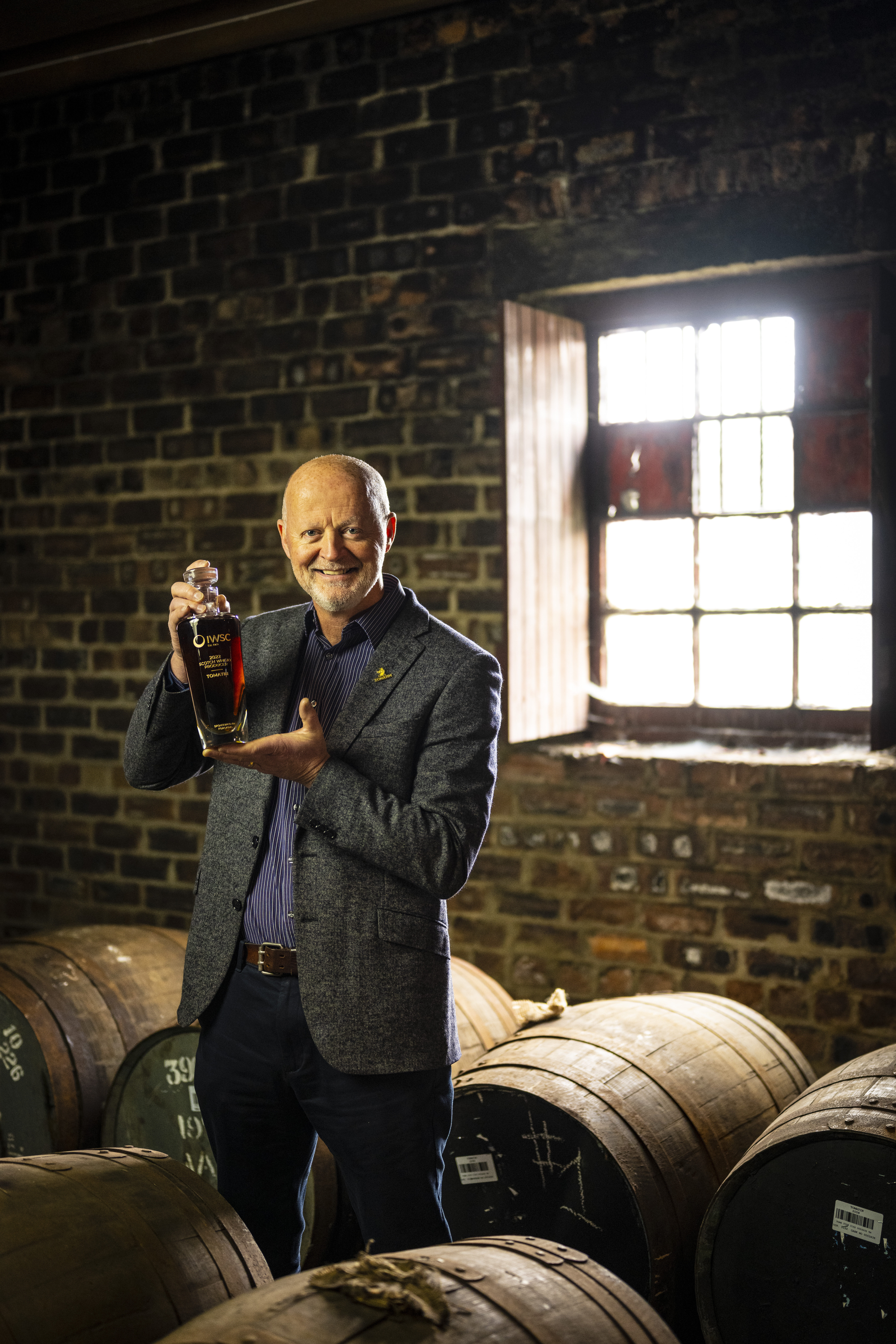 Graham Eunson Master Distiller with the Trophy in WH6 (6).jpg